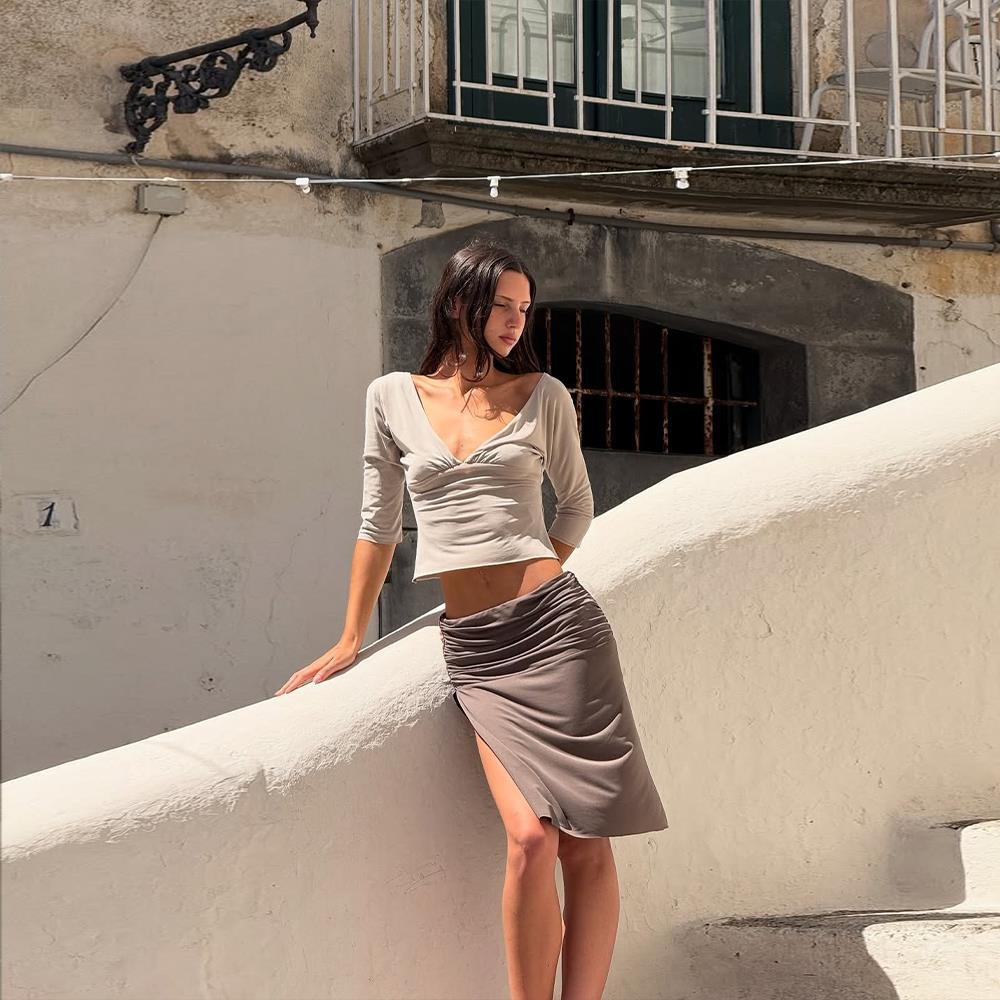 With Jean's Niche Design V-Neck Mid-Sleeve Crop Top, High-End Slim-Fit Style, Flattering and Revealing Midriff, Short Top for Women