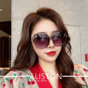 Sunglasses Women's Anti-ultraviolet 2025 New Sunglasses Large Frame Square Glasses Internet Celebre INS Little Red Riding Book Live with Goods