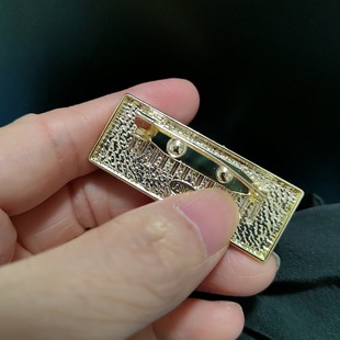 Новая буква M квадратная Брошь Ретро Элегантные Аппаратные аксессуары модное пальто одежда Miao логотип булавка