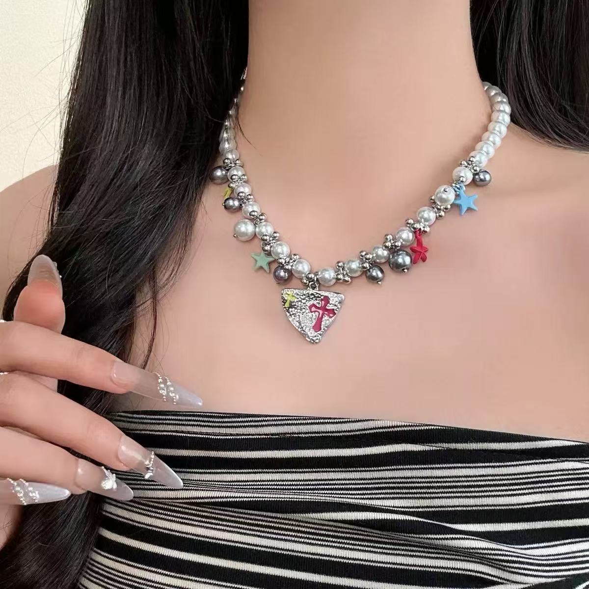 Sweet and Cool Spicy Girl Colorful Cross Pendant Necklace for Women, High-End Heavy-Duty Pearl Clavicle Chain, Light Luxury Versatile Neck Chain