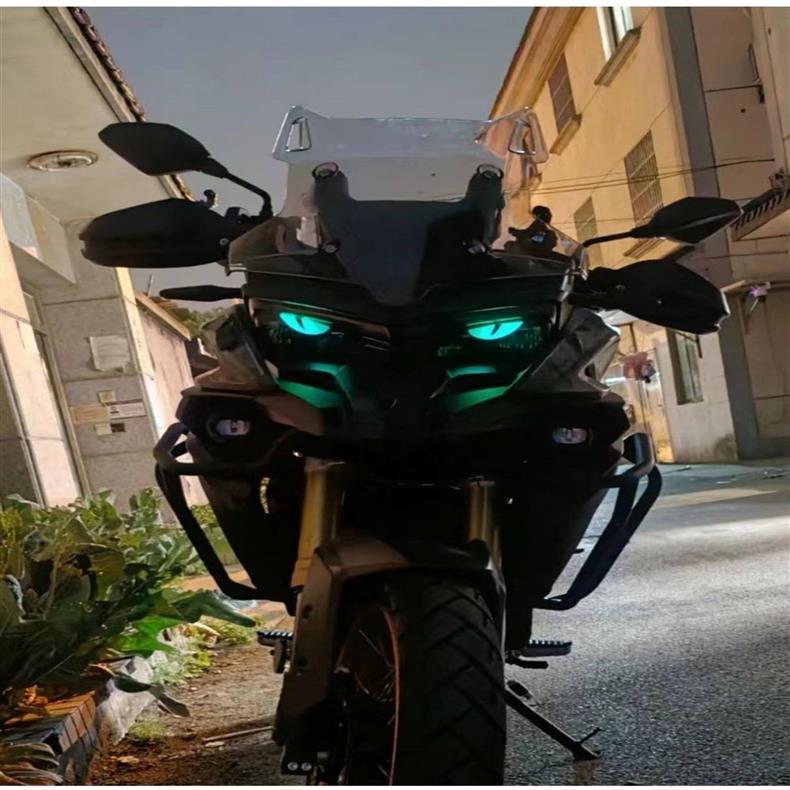 炫彩夜光立体摩托车小恶魔猫眼眼睛贴花适用铃木UY125小牛电动9号