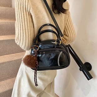 Vintage Portable Bowling Bag Women's Winter 2024 New Fashionable Fashionable Oil Leather Pillow Bag Multifunctional Crossbody Bag