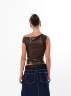2024 Winter New Fashionable Unique Solid Color Inclined Shoulder Pleated Design Tight Exhipired Waist Sleeveless Leather T-shirt Top