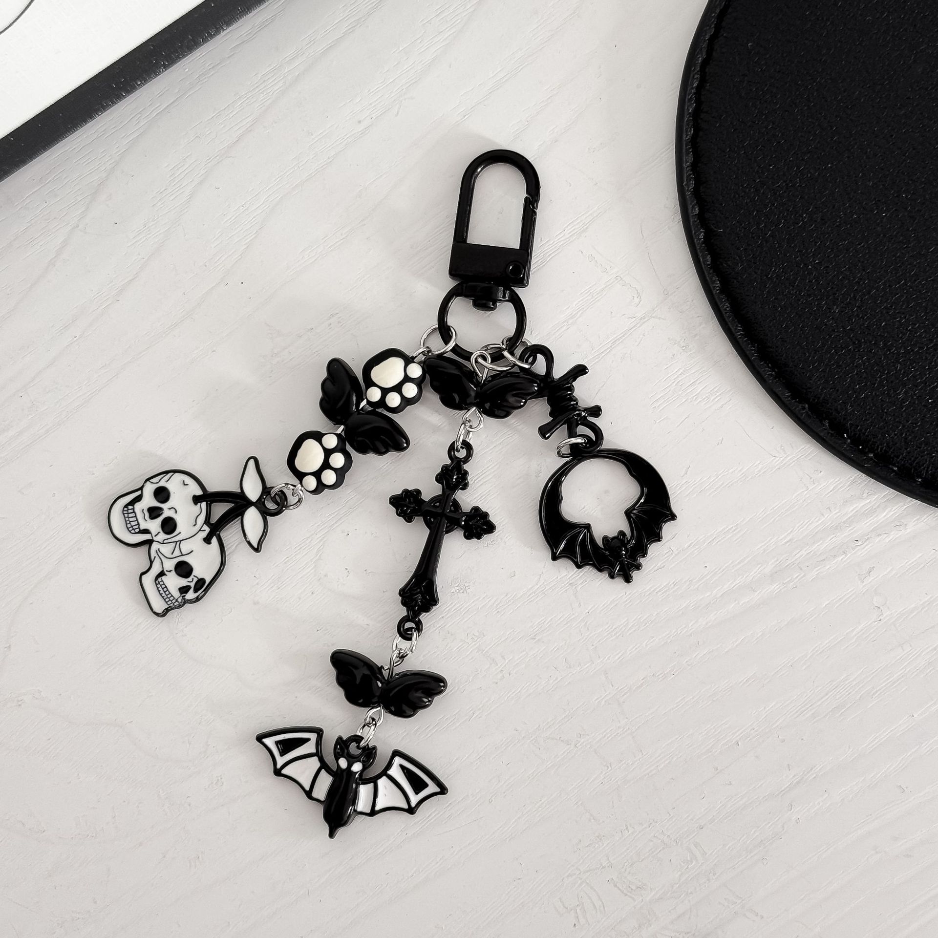 Halloween Dark Style Keychain Pendant, Personalized Gothic Style Skull Bat Bag Charm, Niche Trendy Cool Bag Accessory