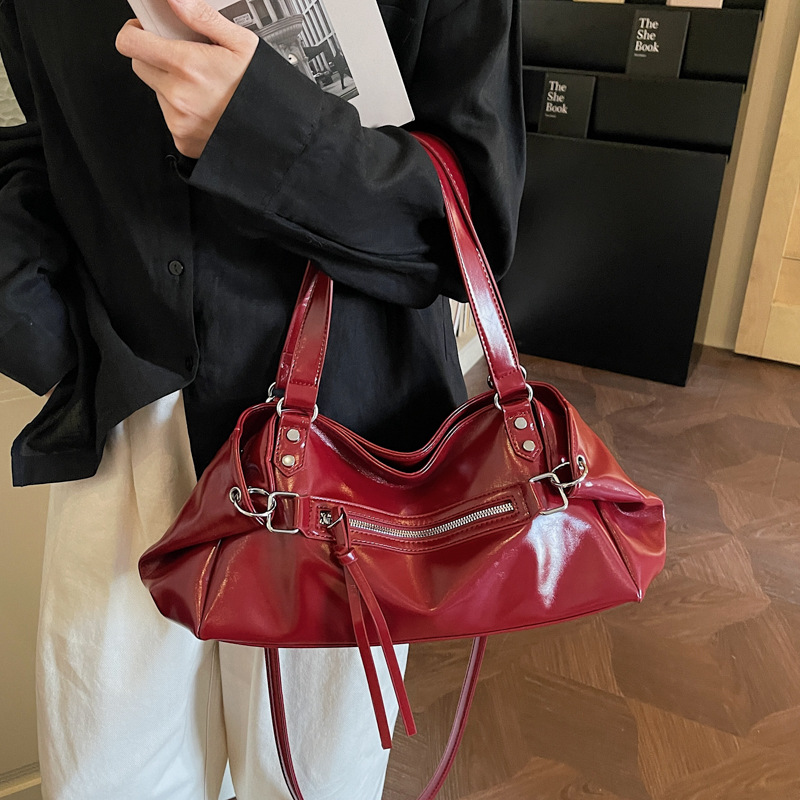 High-end niche motorcycle shoulder bag for women, new 2026 style, trendy, large capacity, perfect for work commutes, single shoulder or crossbody bag.