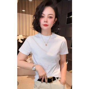 The live broadcast is very beautiful, showing the confidence and beauty of women.