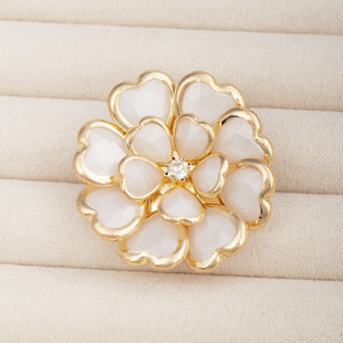 Cross-border chattering online red three-dimensional resin flower clothing accessories brooch can be worn with chain necklace