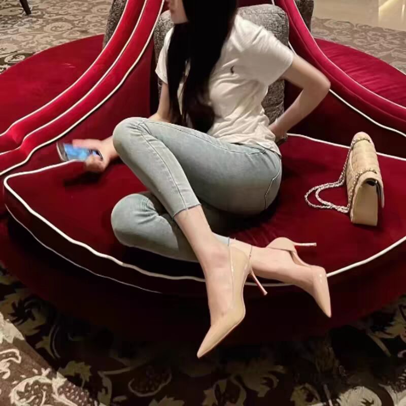Bir dona stokda, Huizhoudan dropshipping, yon tomoni bo'sh yalang'och baland poshnali tuflilar, qizil tekkizli tuflilar, ayollarga xos nasoslar