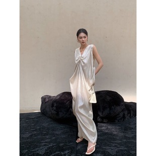 Pearlescent Strap V-neck Sleeveless dress Women's 2024 New Loose Meat Covering Long One-step Skirt