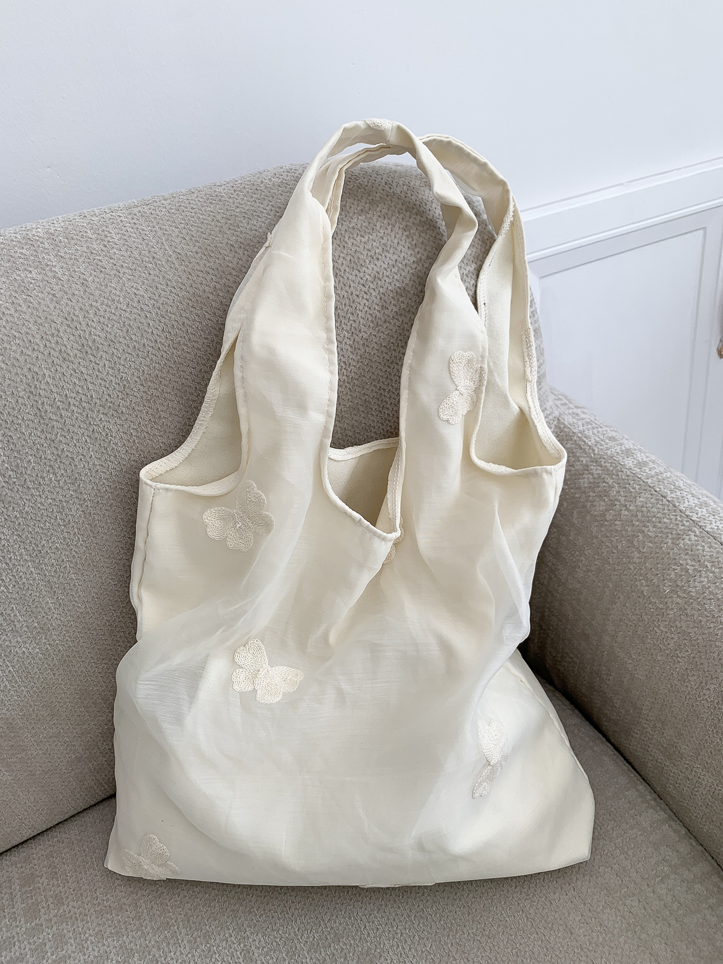 New Chinese style exquisite embroidered canvas bag with large capacity, lace design, perfect for casual outings and versatile shoulder bag.
