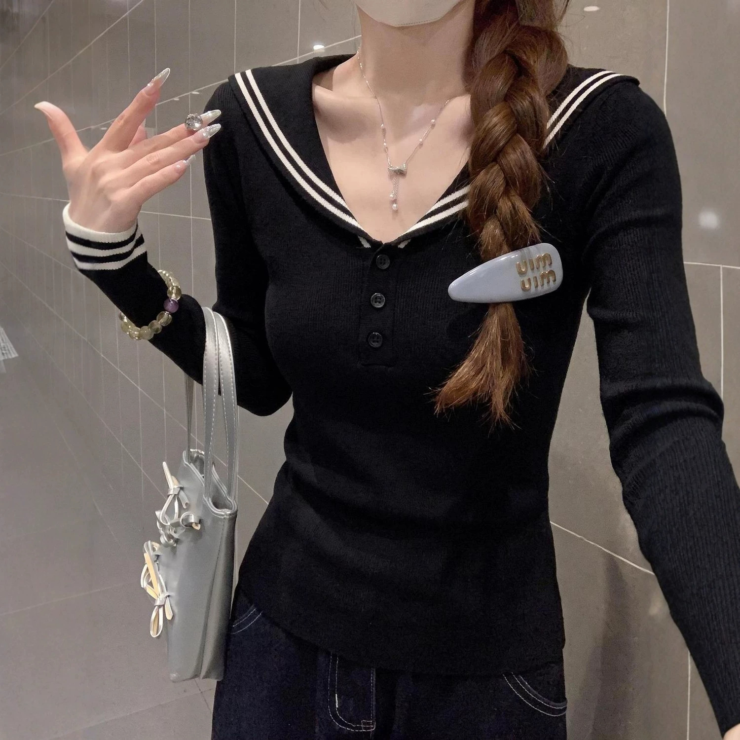College-style navy collar black long-sleeve knit sweater for women, early autumn, slim-fit, age-reducing, trendy base layer top