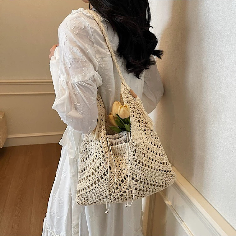 This trendy Thai woven bag is a casual cotton yarn woven tote bag with a lazy style, made of straw and cotton yarn for shoulder use.