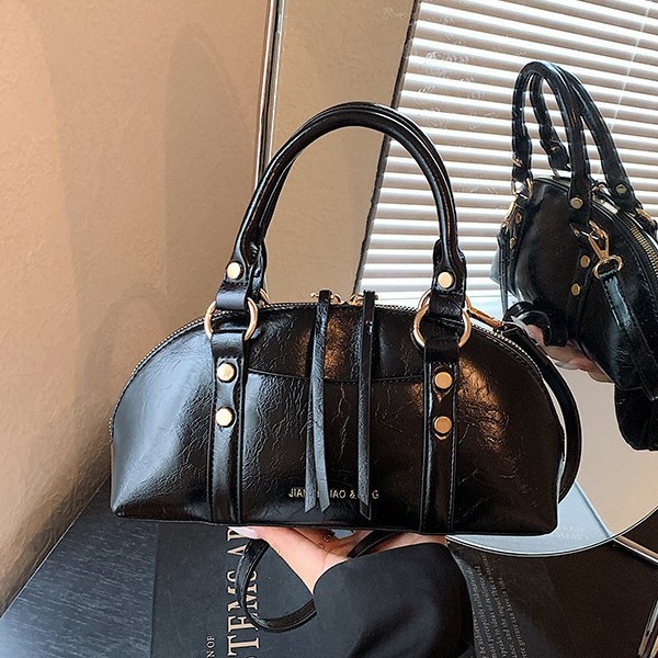 2026 Autumn Fashionable Commuting Niche Diagonal Handheld Bowling Bag New Versatile Single Shoulder Bag in Vintage Style