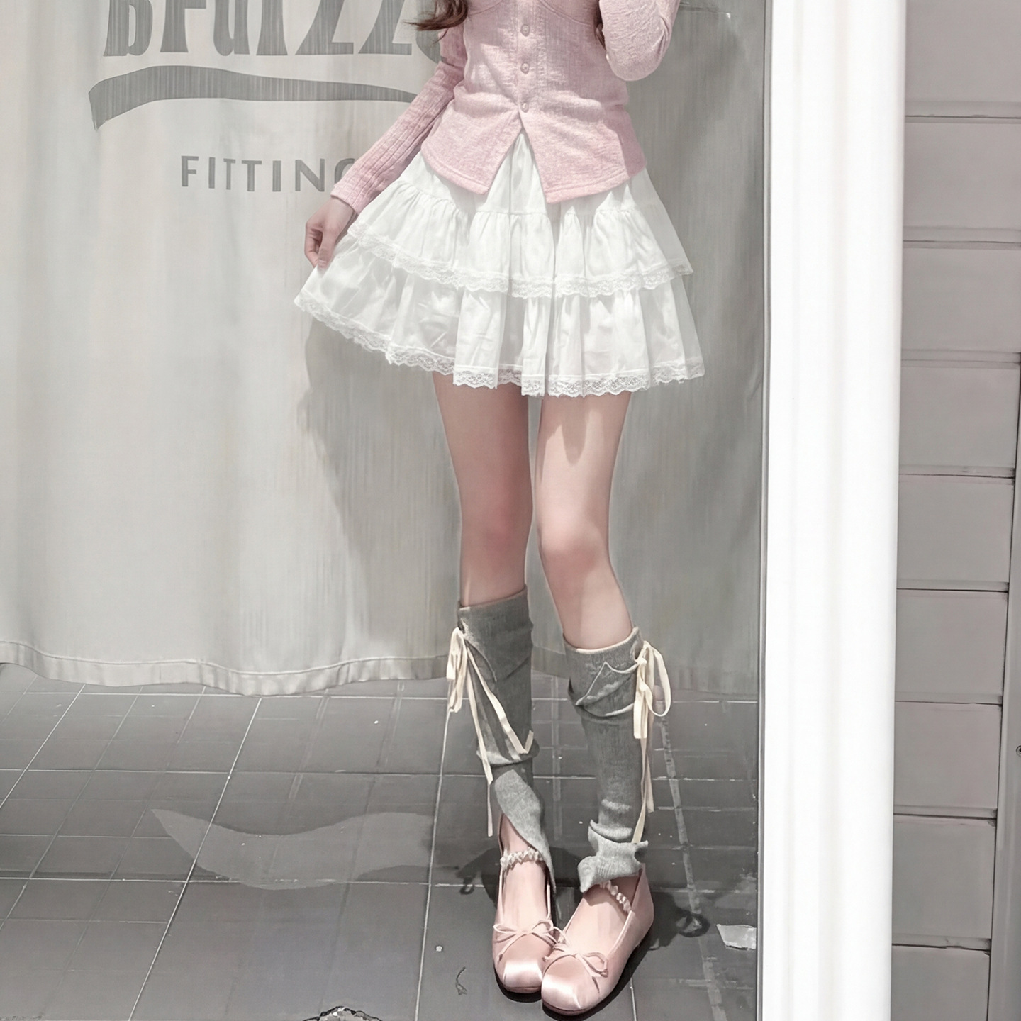 White Korean-style high-waisted cake skirt for women, new spring/summer 2026 style, lace trim, casual and comfortable A-line short skirt.
