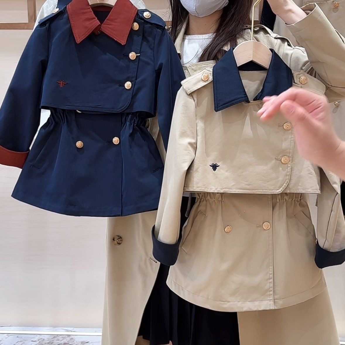 Qizlar uchun trench palto to'plami 2026 bahor/kuz yangi kelgan Britaniya uslubidagi patchwork modasi mashhur klassik ko'p qirrali zamonaviy ikki qismli to'plam
