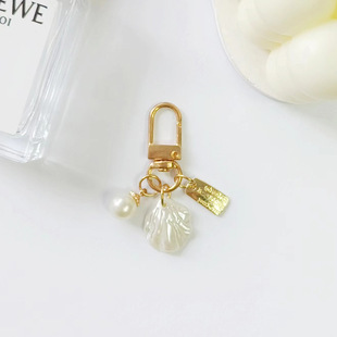 Creative alloy love pearl shell keychain pendant bag accessories metal jewelry ornaments small gifts wholesale