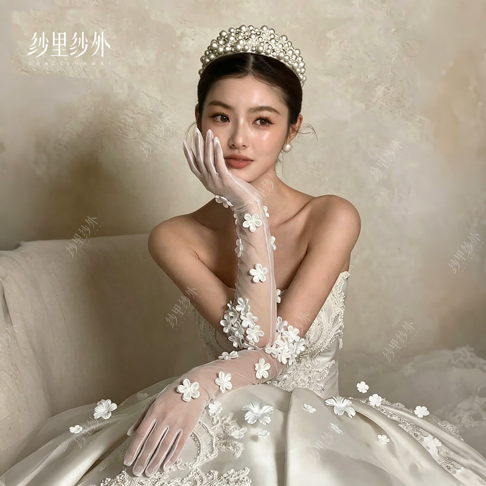 Original Bridal Wedding Gloves, New Mesh Design with Flowers and Pearls, Luxurious and Beautiful Wedding Dress Photo Props, Princess Style