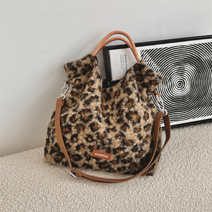 312181 Korean style retro autumn and winter fashion striped plush student hand bag large capacity shoulder messenger bag