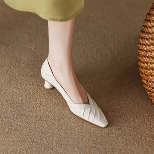 2023 new vintage single-layer shoes European and American fashion simple mid-mouth pointed thick heel beige Bean shoes casual loafers
