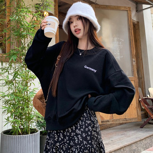 In the fall of 2025, the Korean version of the popular loose thin top trend floral skirt temperament commuter two-piece suit