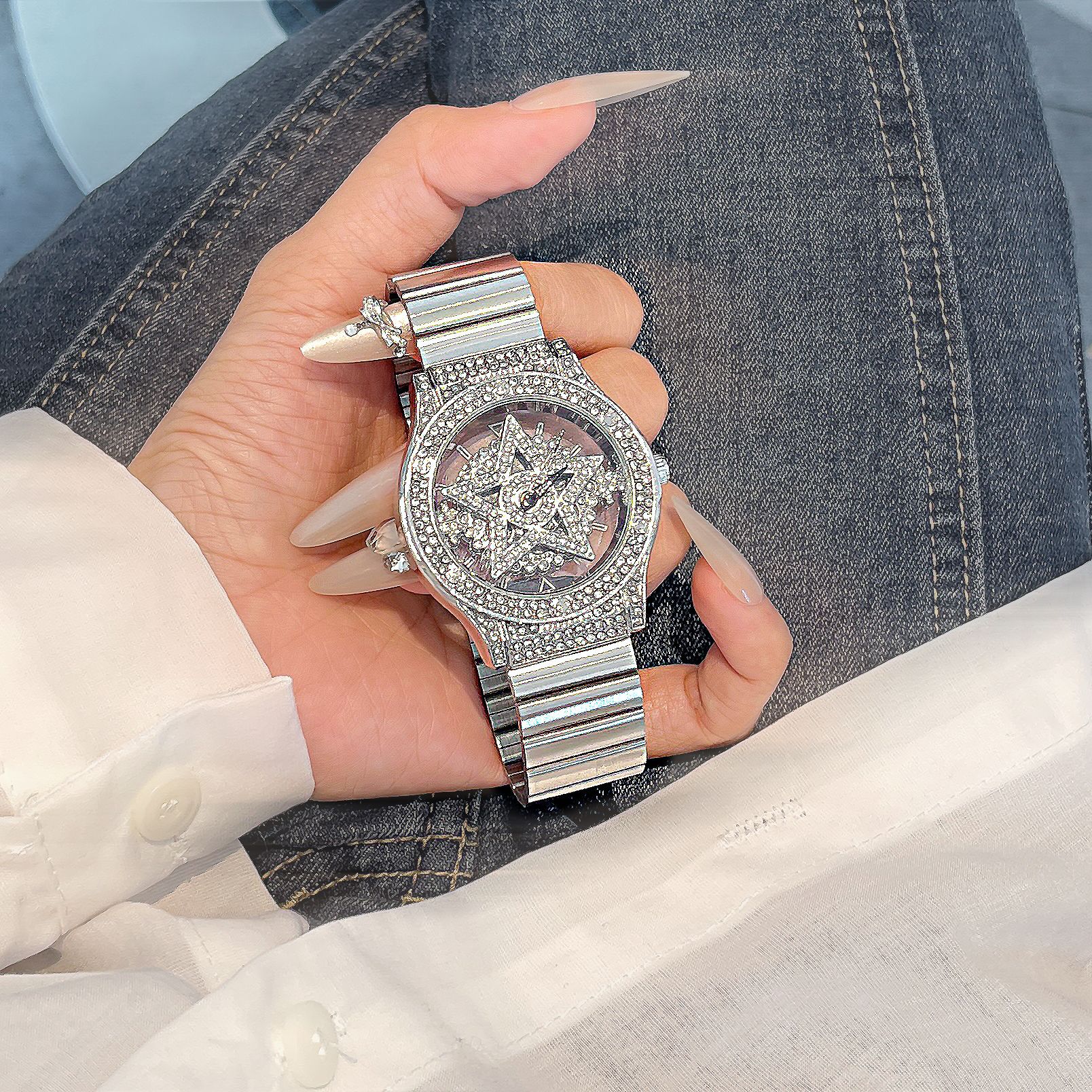 Popular women's watches with five-pointed star design and snowflake motif, wholesale available. Fashionable, niche, and high-end women's watches.