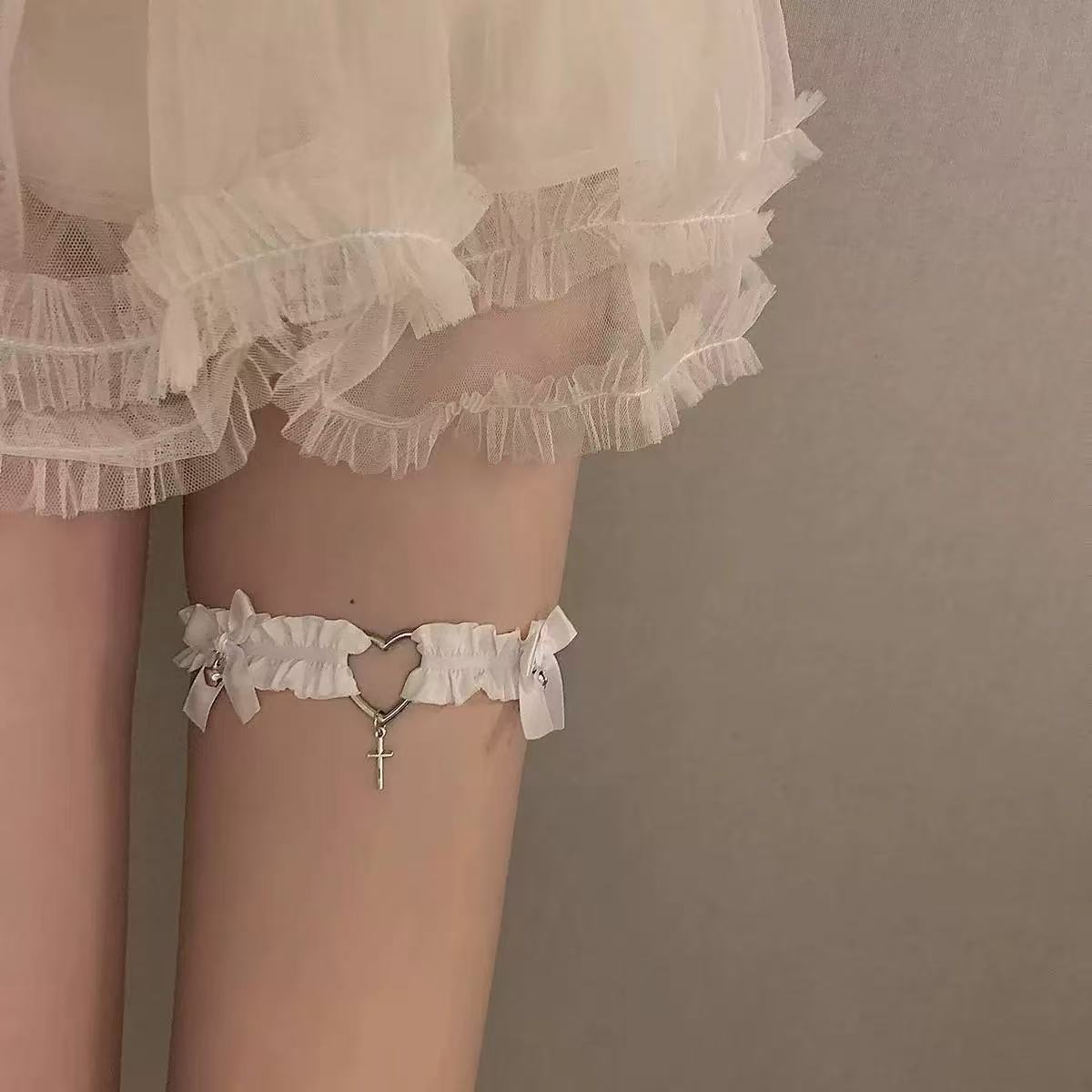 High-End Leg Rings for Women with Heart-Shaped Bows, Cross-Shaped Dark Punk Sexy Adjustable Thigh Accessories with Bells and Crosses