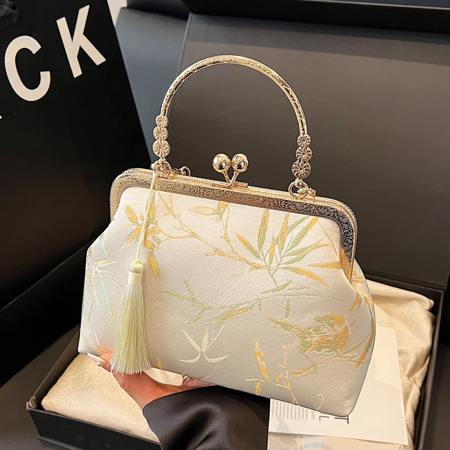 New Chinese-style handbag for women, 2026 summer new style, fashionable and trendy crossbody bag to match with horse face skirt.