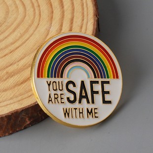 Креативный минималистичный алфавит YOU ARE SAFE WITH ME Love Q издание мультфильм цветной радужный значок брошь