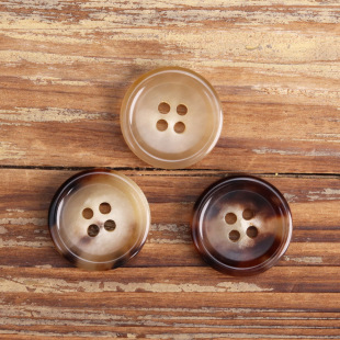 High-grade simple natural yellow horn round edge button red flower beige No. 1 No. 2 No. 3 color full-size factory spot