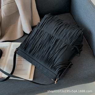 Bohemian Brown personalized bag 2023 autumn new women's bag retro all-match shoulder messenger bag tassel bag