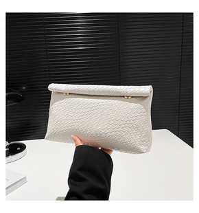 Woven this year's popular solid color casual 2025 western style spring and summer new large capacity change envelope hand bag women's bag