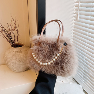 2024 autumn new plush handbag fashion according to the present messenger bag ins beautiful trend small square bag