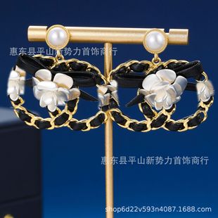Xiaoxiang Home Double C Алфавитные серьги женские маленькие ароматные ветра нишевые дизайны