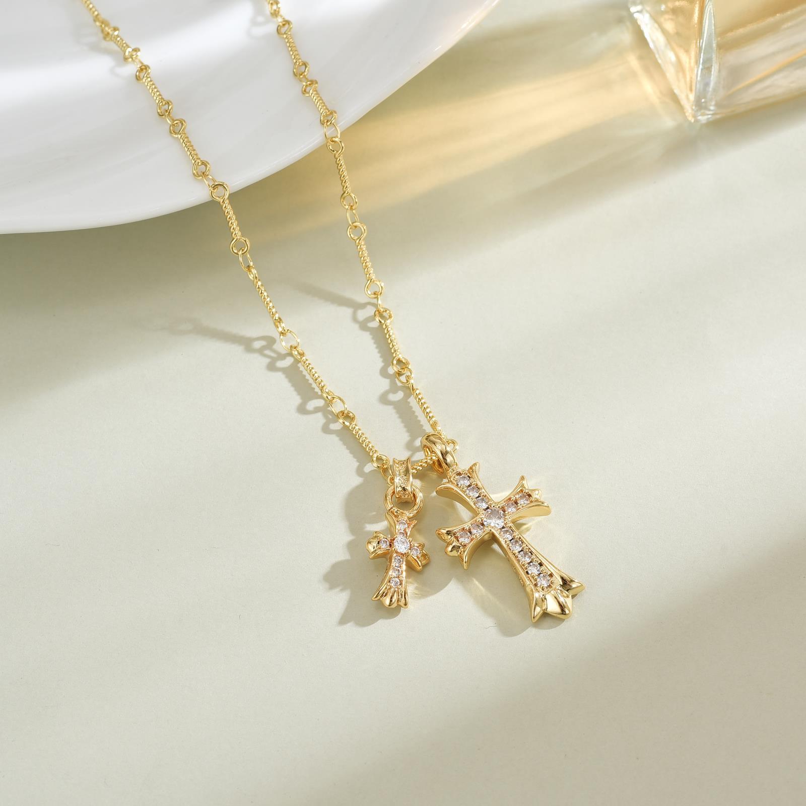 Popular Diamond-Encrusted Double Cross Necklace, Accessible Luxury, Versatile and Fashionable Necklace, European and American High-End I-Clavicle Chain