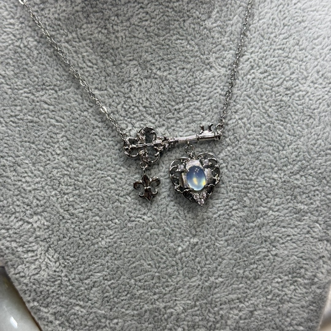 New Natural Aquamarine and Brazilian Amethyst Integrated Necklace with Iris Pattern and Carved Key Design, Weaving Together Vintage Romance