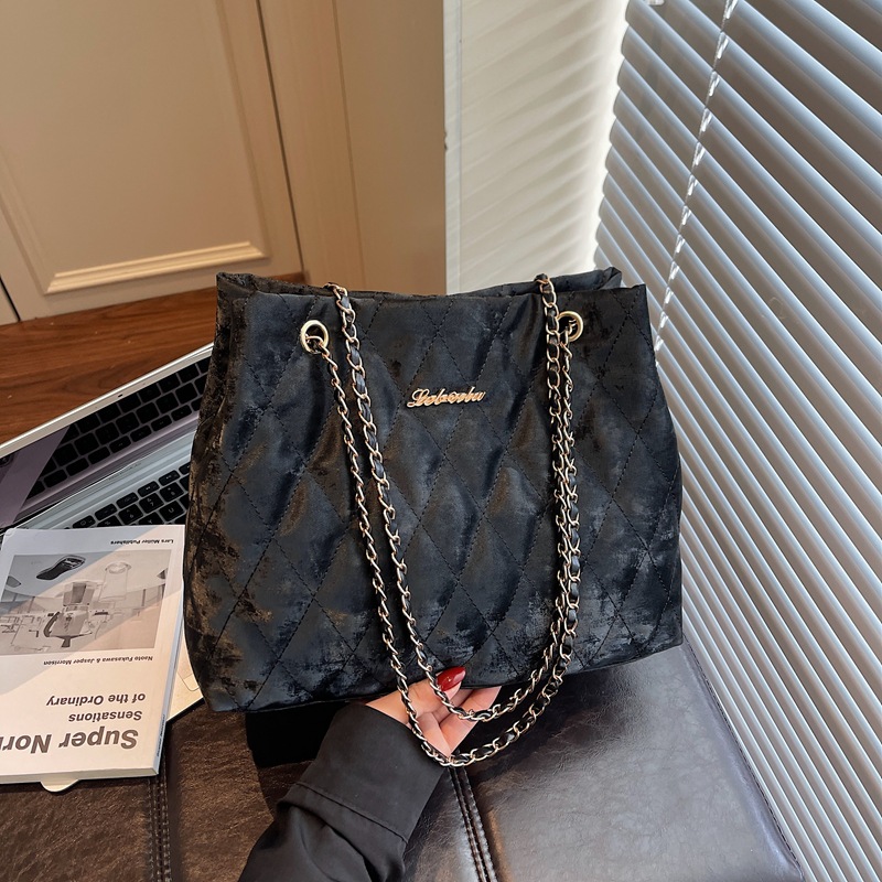 Women's handbag 2026 new style, fashionable solid color design, versatile everyday style, textured casual shoulder bag with diamond pattern chain, wholesale.
