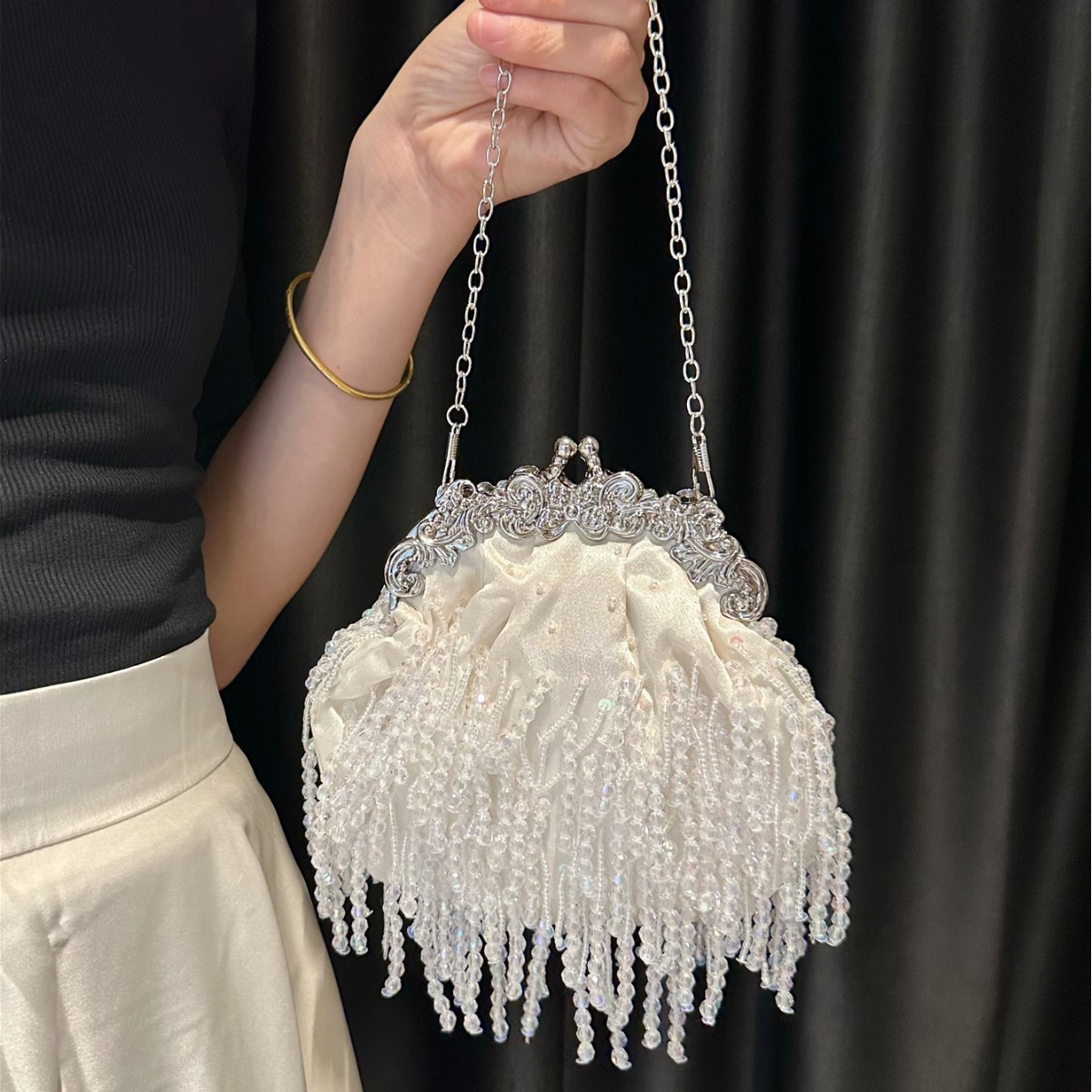 Retro Chinese style embroidered tassel small bag for women, elegant and fashionable new silk handbag with pearl cheongsam bag