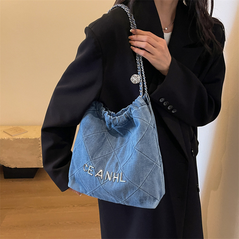 2024 New Korean Style Denim Large Capacity Women's Bag with Diamond Pattern and Chain Design, High-End Shoulder Bag for Commuters