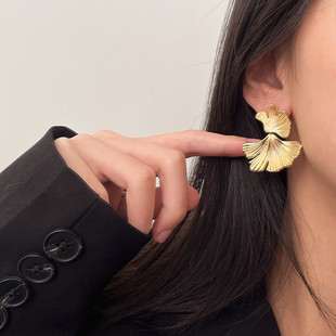 2023 New exaggerated design ginkgo leaf high-grade earrings temperament niche metal earrings jewelry