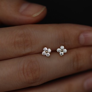 He Qi is lucky ~ S925 silver plated 18K gold lucky four-leaf clover mini super small stud earrings female fashion temperament design sense