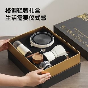 Новый набор подарочных коробок для кофе в руке