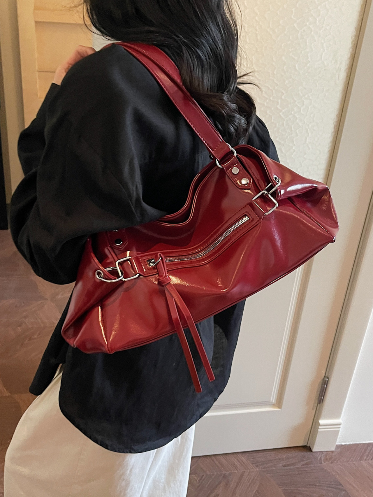 Glossy retro high-end shoulder bag, fashionable and versatile motorcycle bag, Korean style niche versatile underarm commuter bag.