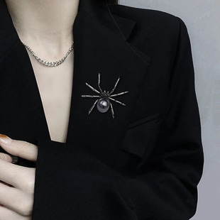 Distinctive Exquisite Spider Brooch High-end Female Niche High-end Design Sense Corsage Anti-light Button Pin Suit Accessories Trendy