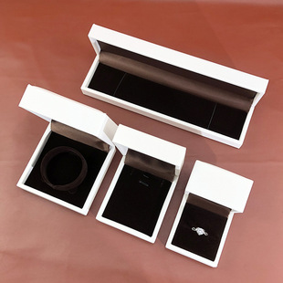 New convex white PU leather jewelry box proposal diamond ring box jewelry packaging box wholesale jewelry factory direct sales
