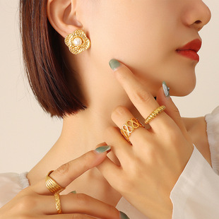 French neutral wind geometric heavy industry to create Factory Direct imitation pearl titanium steel earrings plated 18K gold earrings