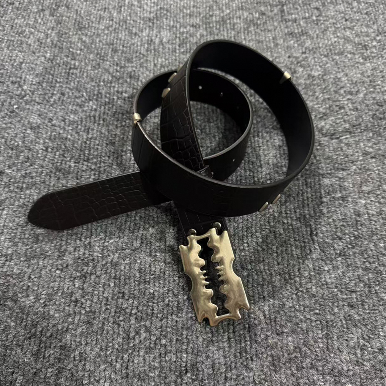 European and American dark style crocodile pattern belt, men's punk rock rivet belt, personalized distressed metal buckle, trendy and cool waist belt