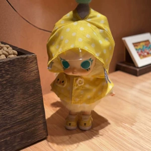 Комплект одежды для куклы Baby Molly: жёлтый дождевик в горошек