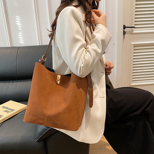 Design Tote Bag 2024 Winter New Fashionable Simple Western Bucket Bag Commuter Large Capacity Shoulder Bag