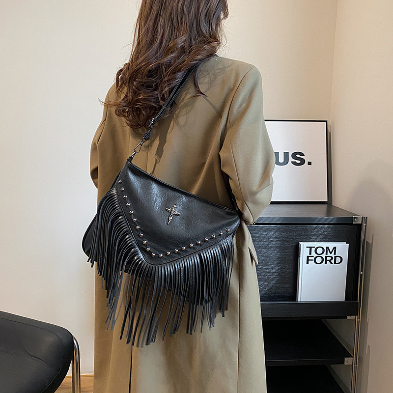 Cross-border trendy Suzhou-style women's new spring fashion shoulder bag, elegant and sophisticated for work and casual wear.