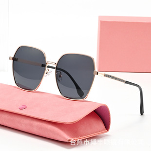 2025 new striped light luxury polarized large frame face small sunglasses women's European and American fashion high sense sunglasses wholesale